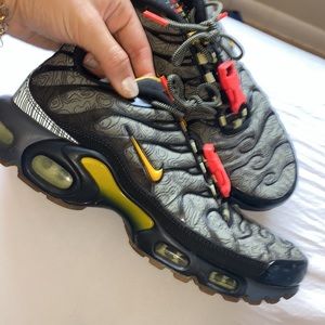 Nike air max green and red buckle